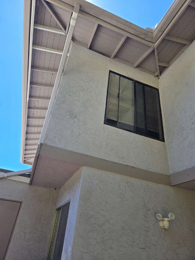 Building Photo - Spacious 3-bed, 2-bath condo is located in the heart of UTC, right on the UCSD bus line! It featu...