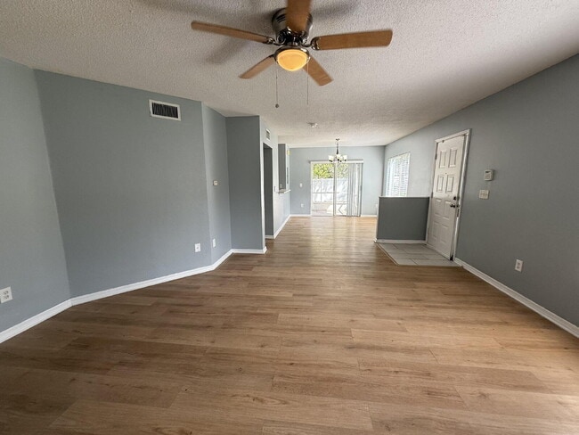Building Photo - 3 bed 2.5 bath townhome in Gated Providenc...
