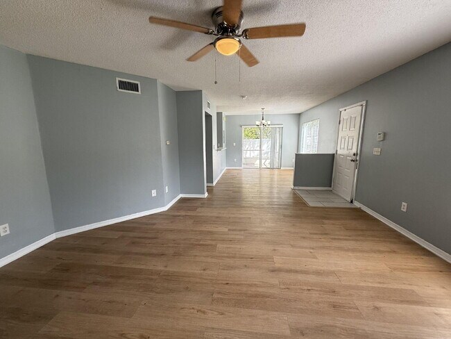 Building Photo - 3 bed 2.5 bath townhome in Gated Providence Lake Brandon