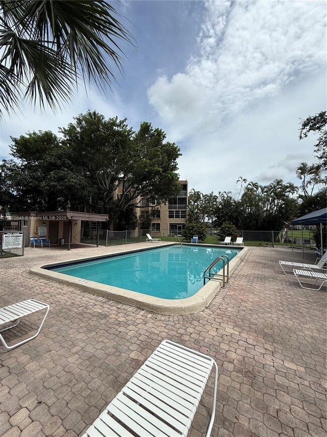 Building Photo - 9441 Live Oak Pl