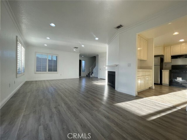 Building Photo - 1830 N Vineyard Ave