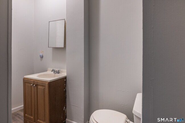 Building Photo - 1995 Main St