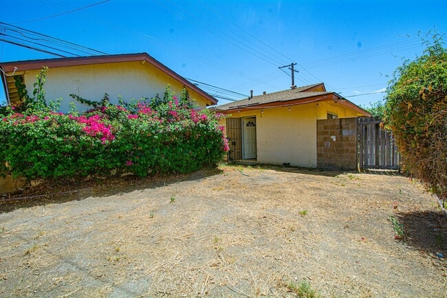 Building Photo - 308 N Azusa Ave