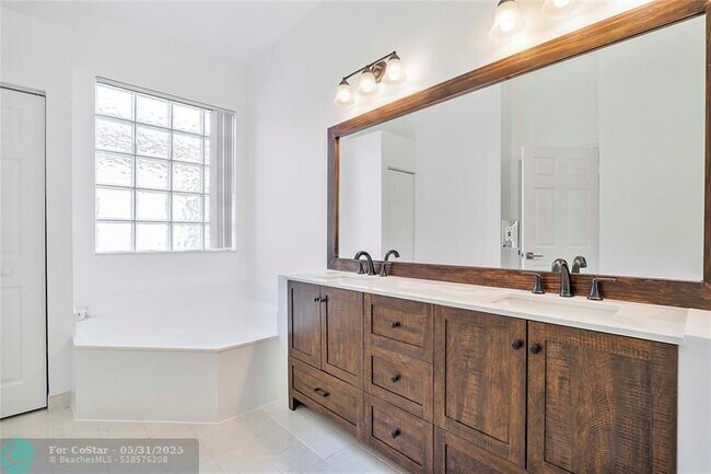 Building Photo - 11517 NW 49th Ct