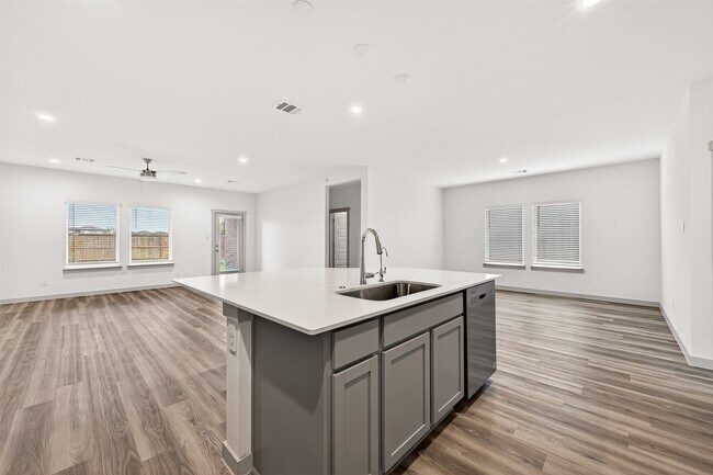 Building Photo - 1107 Lakes Edge Ln