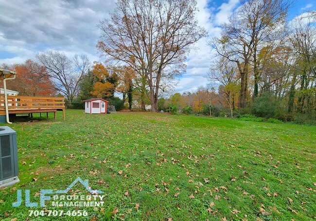 Building Photo - Charming 3/2 Ranch in Statesville with Spa...