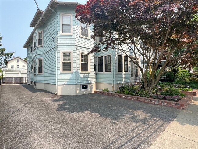 Building Photo - 11 Day St