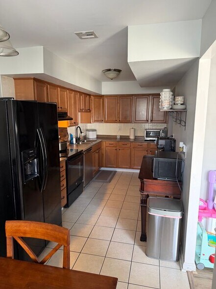 Building Photo - 8 Reliance Ct