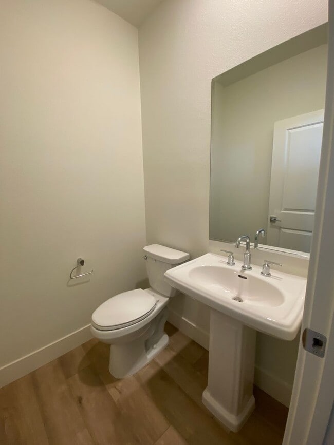 Building Photo - Boulevards End Unit Townhouse, 3 Bed / 2.5 Bath, Amenities, Close to 580 - This is a 3-6 month sh...
