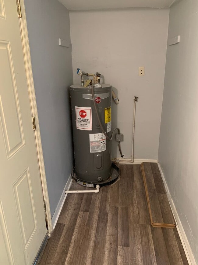 Building Photo - House with big yard close to airport