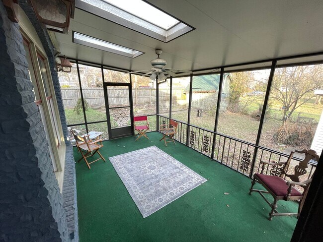 Building Photo - Charming 4 Bedroom Home in Downtown Shelbyville – Prime Location & Classic Comfort