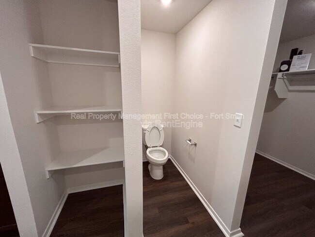 Building Photo - 10640 Cedar Wy