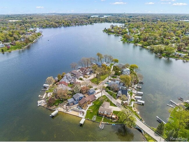 Building Photo - 3819 Island Park Dr