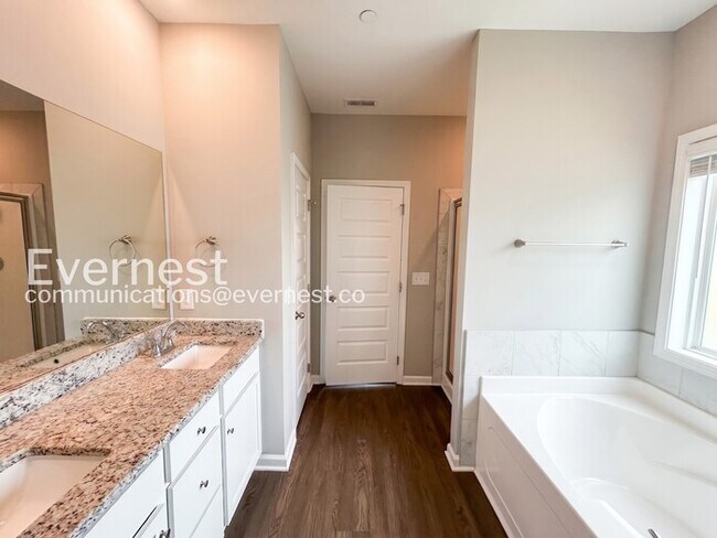 Building Photo - Limited Time Special Offer / 3 Bed/2 Bath Home with Garage / Pet-Friendly / Vouchers Accepted / A...