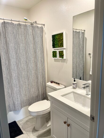 Full Bath 2 - 2065 Bravo Loop