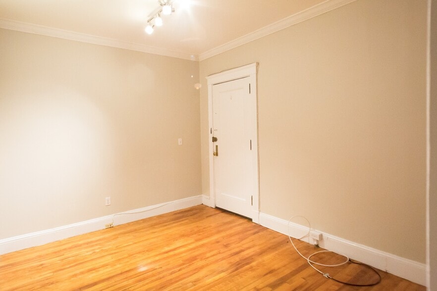 Building Photo - 176 Winthrop Rd