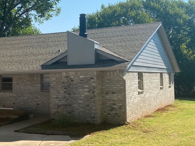 Building Photo - 305 S Fifth