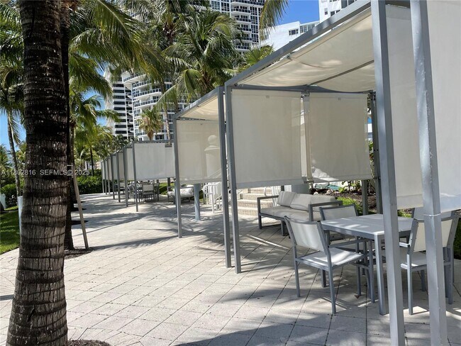 Building Photo - 10275 Collins Ave