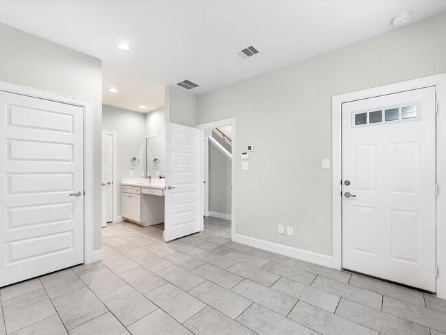 Building Photo - 2727 Clinton Dr