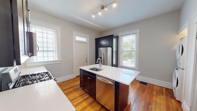 Building Photo - 5 BEDROOMS + 2 FULL BATHROOMS + 5 FREE OFF...