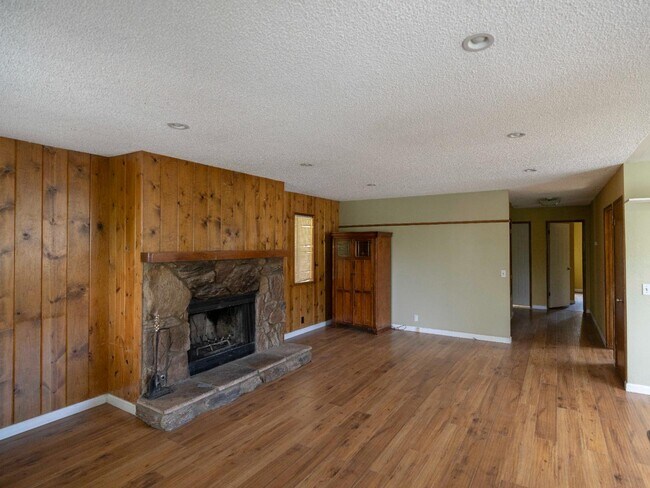 Building Photo - 26425 Lake Forest Dr