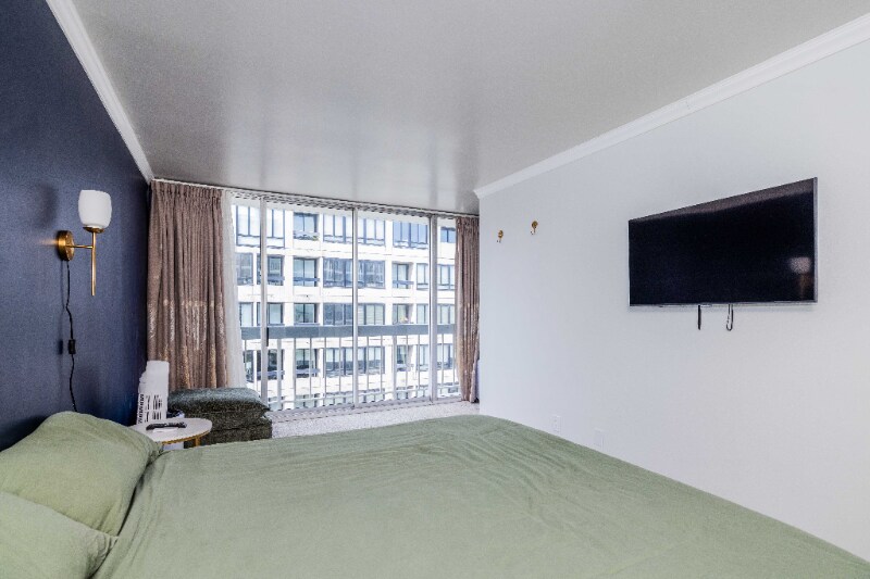 Building Photo - 1998 Broadway