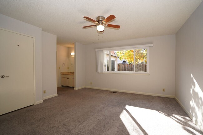 Building Photo - Beautiful Single Family Home in Desirable ...