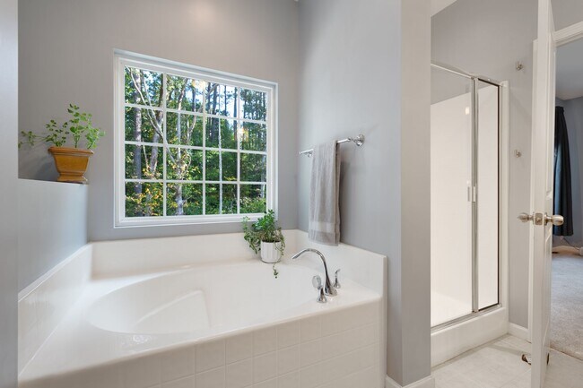 Building Photo - Incredible 3be/2.5ba House In Quiet Neighb...