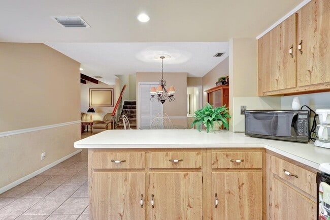 Building Photo - 1558 Shaker Cir