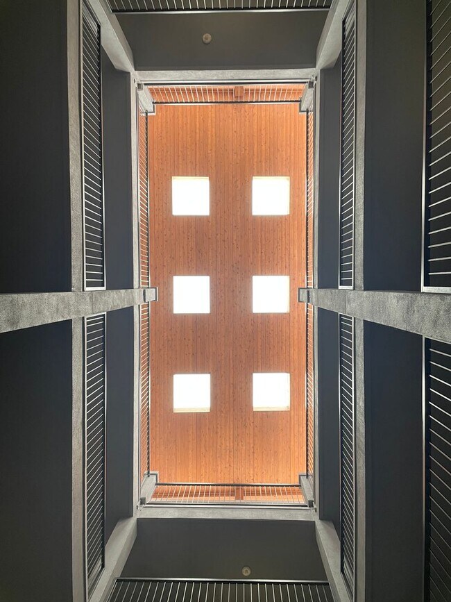 Building Photo - Celia's Court Unit #11