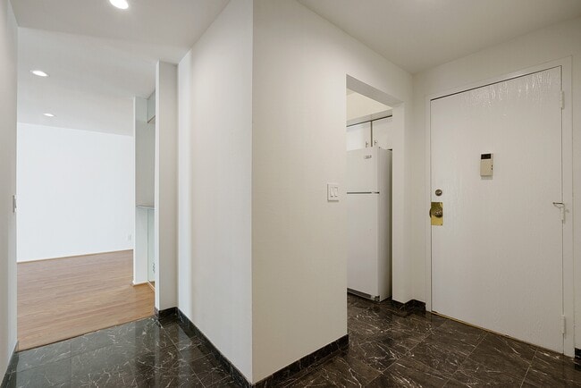 Building Photo - 906 N Doheny Dr