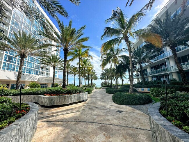 Building Photo - 6801 Collins Ave