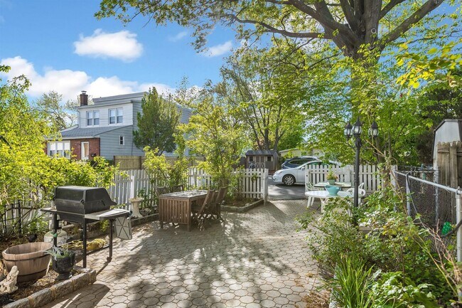 Building Photo - 102 Broughton Ave