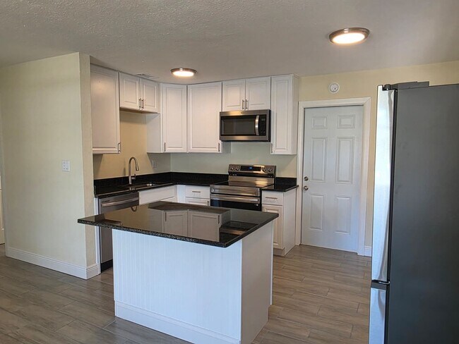 Building Photo - Updated 2 Bedroom 1 Bath in Central Gulfport