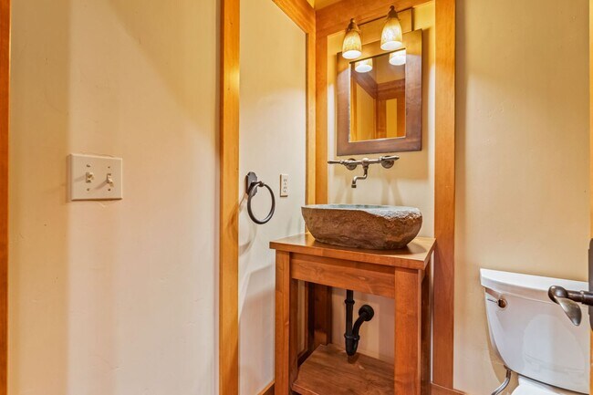 Building Photo - Luxury 3-Bedroom, 2.5-Bath Townhouse Retreat in the Heart of Boise