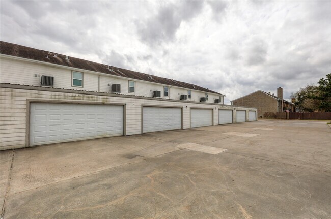 Building Photo - 11905 Algonquin Dr