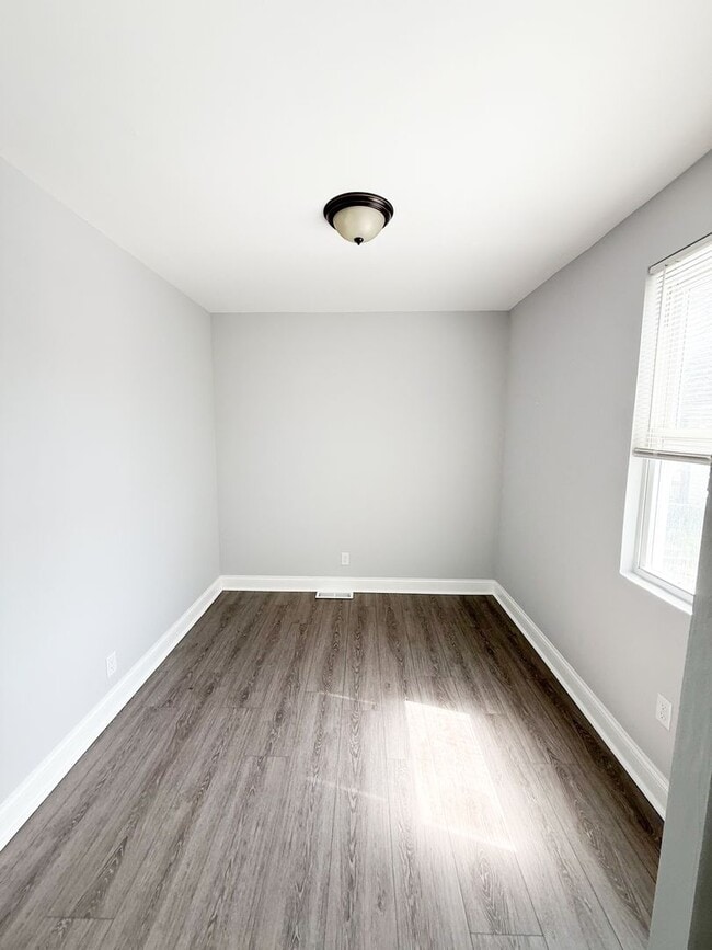 Building Photo - 2 Bedroom 1 Bathroom Home! Attached Garage!