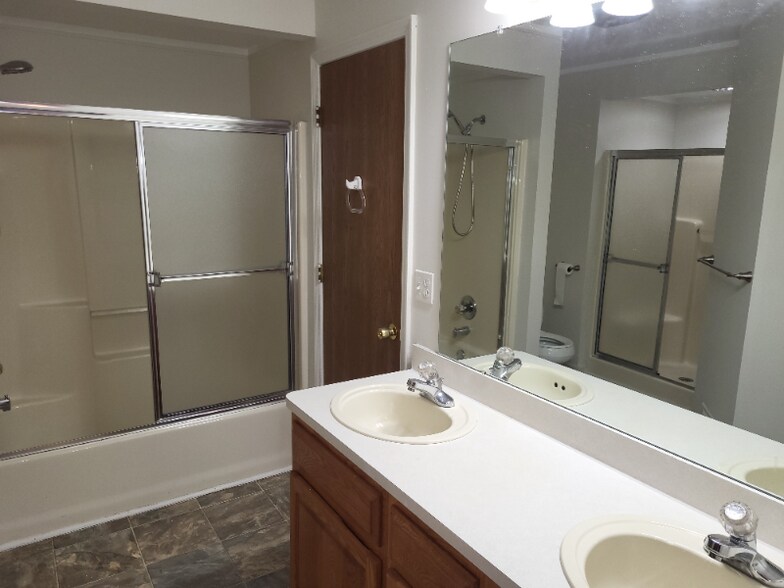 Building Photo - 11871 21 Mile Rd