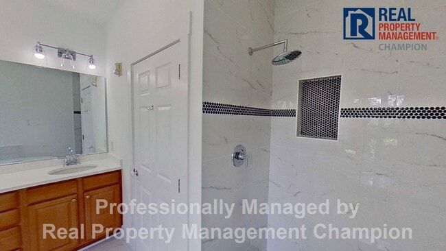 Building Photo - Beautifully Updated 2 BD/2 BA with Screened Porch & Modern Finishes