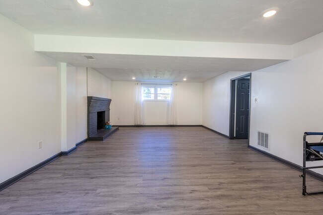 Building Photo - Amazing 5 BR/3 BA Single-Family Home in Te...