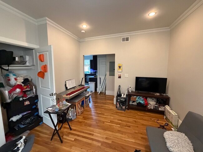 Building Photo - 66 Mozart St