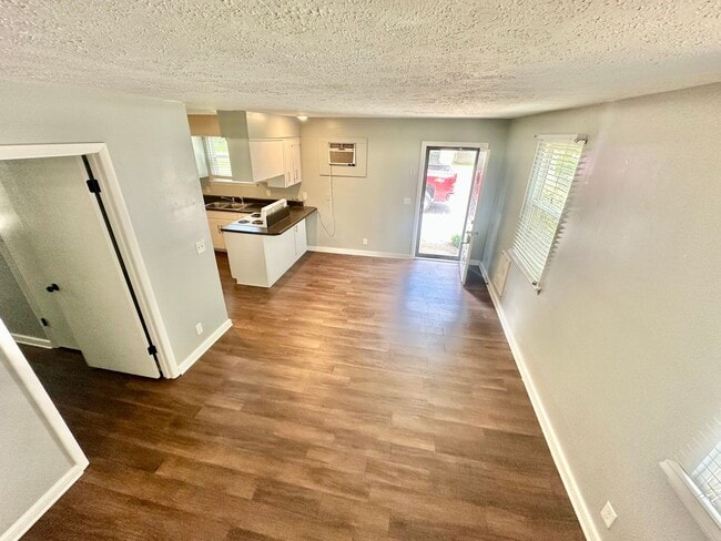 Building Photo - Cozy 2 bedroom Duplex!