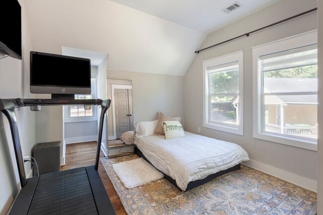 Building Photo - Gorgeous 4/3.5 w/ Bedroom on Main & Large,...