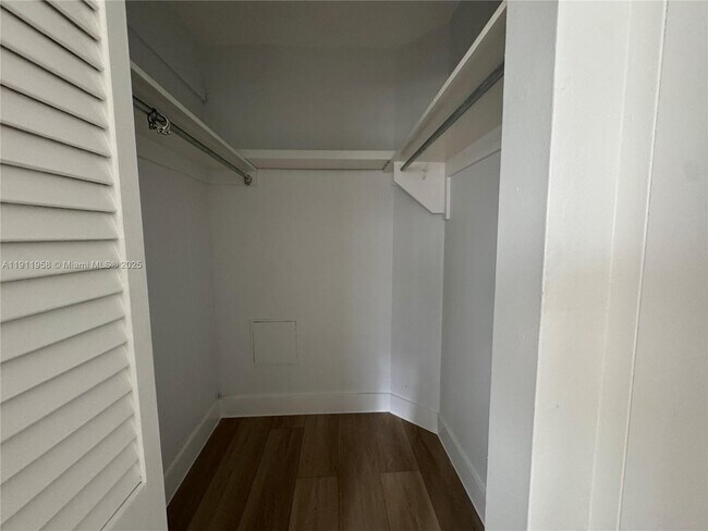 Building Photo - 999 Brickell Bay Dr