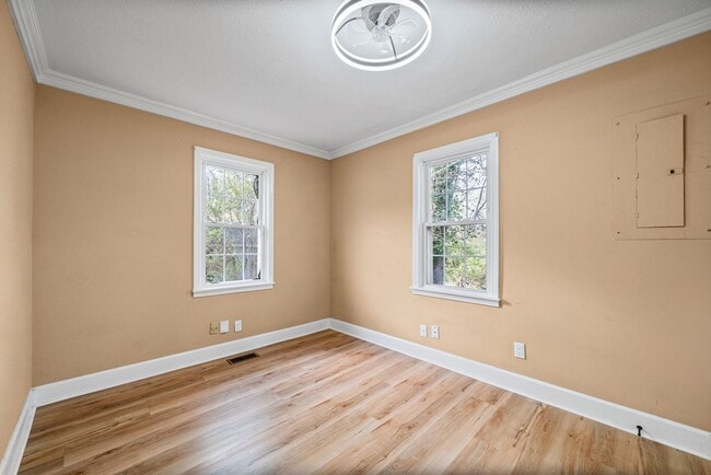 Building Photo - 2 Bedroom Pet Friendly Home For Rent Near Madison Street!