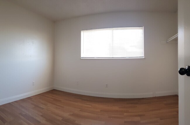 Building Photo - 328 Duchess Ave
