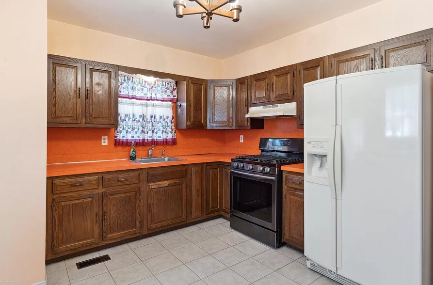 Building Photo - 25100 Marilyn Ave