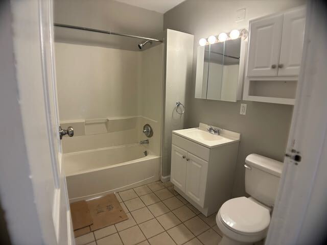 Building Photo - Large Home near Bradley University