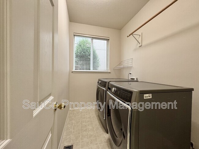 Building Photo - 255 NE 74th Ave