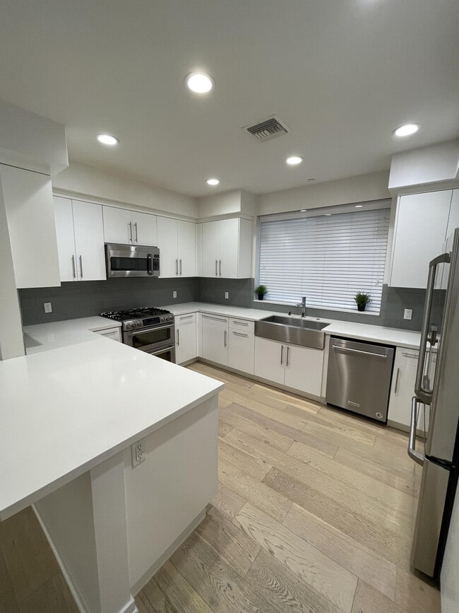 Building Photo - 4240 Laurel Canyon Blvd